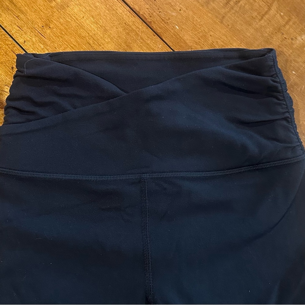 EUC SZ 4 Lululemon Athletica Black Leggings - Picture 2 of 5